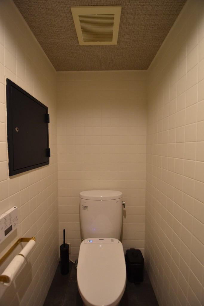 磁器タイル貼りのトイレをどうやってペイントでリノベーションするか 公式 ベンジャミンムーア大阪 ペイントナビ